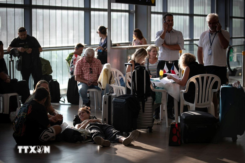 Hành khách tại sân bay quốc tế Ben Gurion gần Tel Aviv, Israel. (Ảnh: THX/TTXVN)