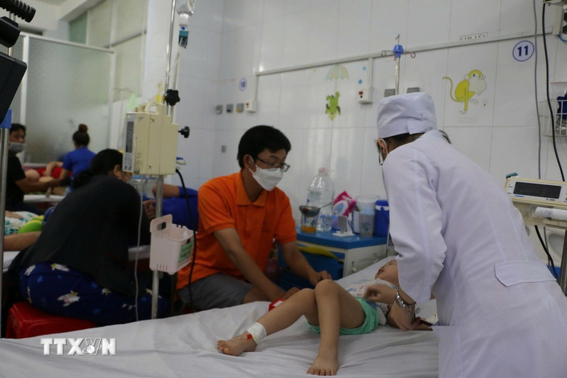Các bác sỹ khoa Nhi, Bệnh viện đa khoa Bạc Liêu (tỉnh Cà Mau) thăm khám cho các bệnh nhi mắc sốt xuất huyết điều trị nội trú. (Ảnh: TTXVN phát)