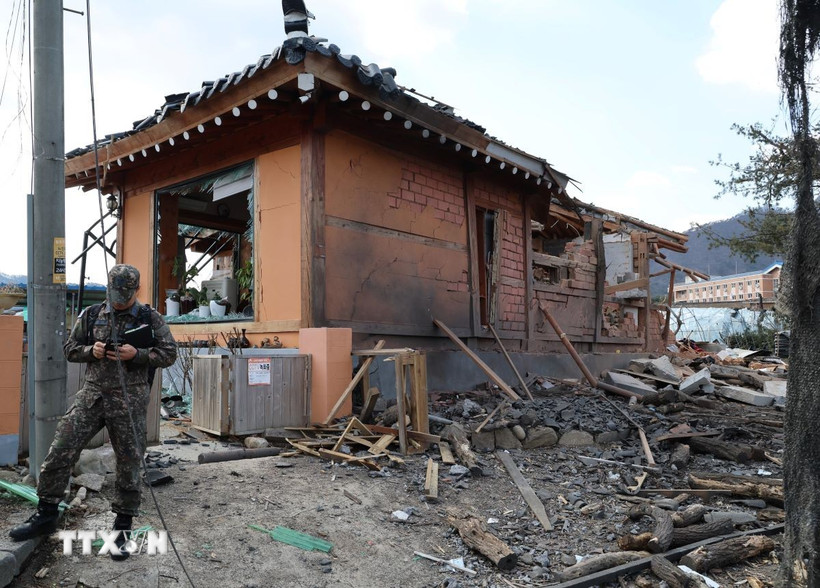 Ngôi nhà bị phá hủy sau vụ Lực lượng Không quân Hàn Quốc thả nhầm 8 quả bom bên ngoài phạm vi huấn luyện ở thành phố Pocheon ngày 6/3/2025. (Ảnh: Yonhap/TTXVN)