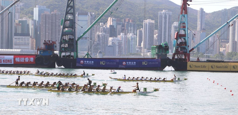 Các đội đua chuẩn bị cán đích. (Ảnh: Xuân Vịnh/TTXVN)