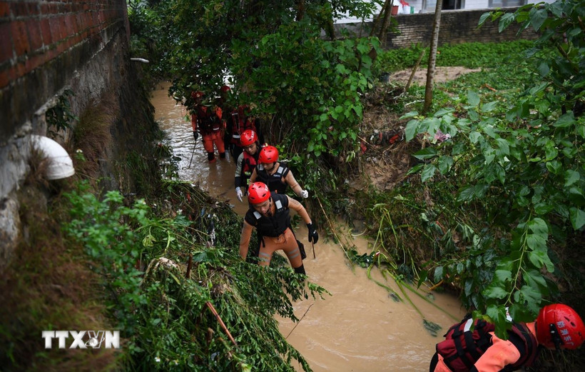 Lực lượng cứu hộ tìm kiếm nạn nhân tại hiện trường vụ lở đất ở Trung Quốc ngày 19/5/2025. (Ảnh: THX/TTXVN)