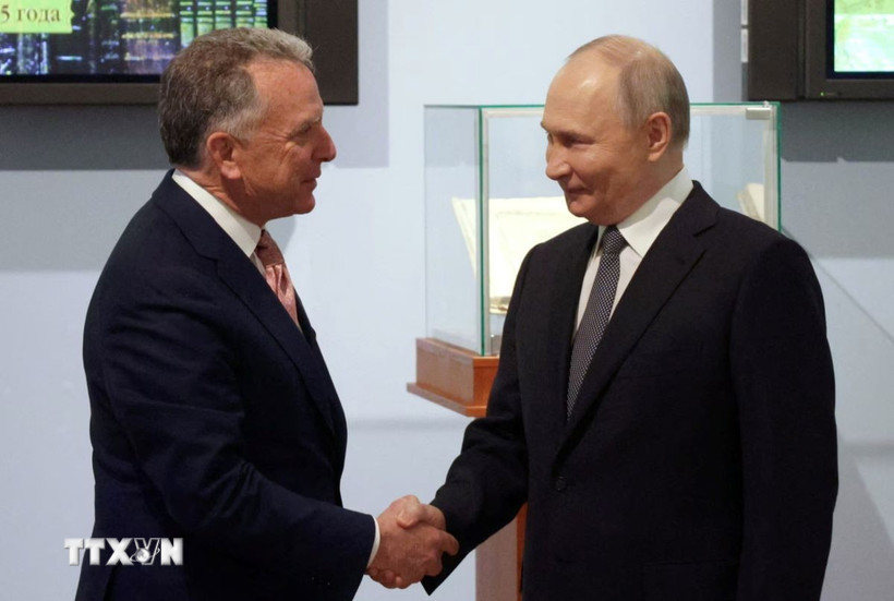 Tổng thống Nga Vladimir Putin (phải) tiếp Đặc phái viên của Tổng thống Mỹ Steve Witkoff tại thành phố St. Petersburg, ngày 11/4/2025. (Ảnh: REUTERS/TTXVN)