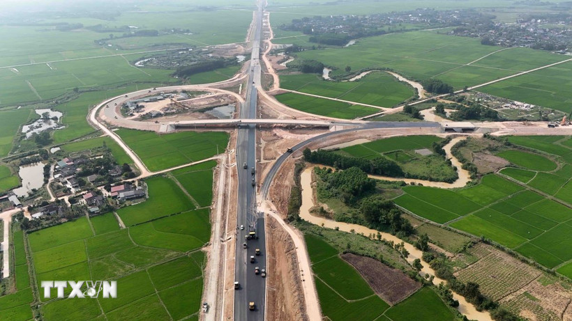 Nút giao cao tốc ở xã Cẩm Quan, huyện Cẩm Xuyên, thuộc đoạn Hàm Nghi - Vũng Áng, đang được khẩn trương hoàn thiện. (Ảnh: Hữu Quyết /TTXVN)