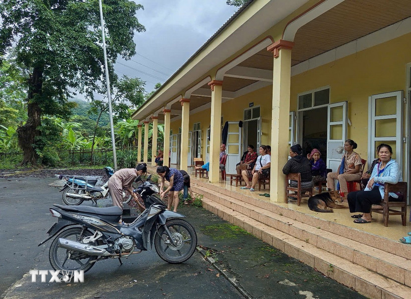 Chính quyền xã Yên Na di dời 120 hộ dân hạ lưu đập Thủy điện Bản về về nơi an toàn. (Ảnh: TTXVN phát)