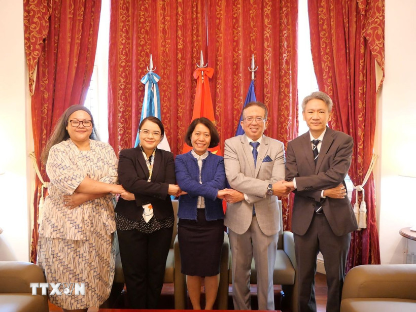 Đại sứ Việt Nam Ngô Minh Nguyệt cùng các Đại sứ Indonesia; Philippines và Thái Lan chụp ảnh lưu niệm. (Ảnh: Diệu Hương/TTXVN)