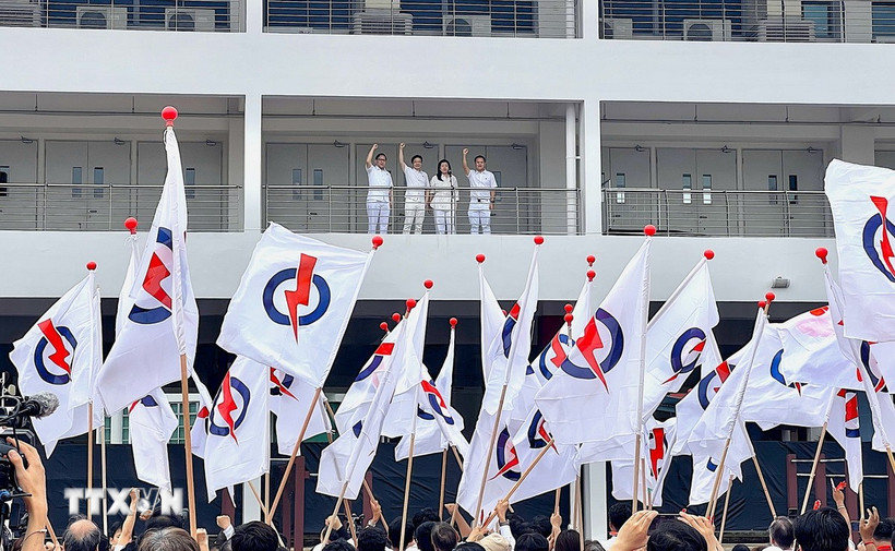 Thủ tướng Lawrence Wong và các thành viên trong nhóm ra mắt tại Khu vực bầu cử Marsiling-Yew Tee. (Ảnh: Tất Đạt/TTXVN)