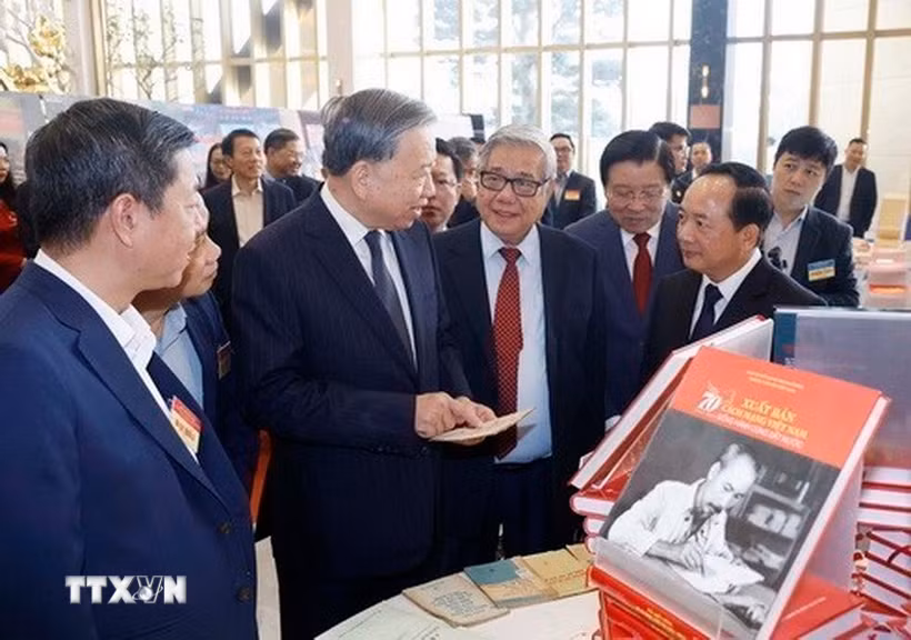 Tổng Bí thư Tô Lâm tham quan không gian trưng bày sách tại Hội nghị toàn quốc tổng kết công tác Tuyên giáo và Dân vận năm 2025, triển khai nhiệm vụ năm 2026, sáng 19/12/2025, tại Hà Nội. Hội nghị được triển khai bằng hình thức trực tiếp kết hợp trực tuyến đến 35 điểm cầu các tỉnh ủy, thành ủy với hơn 3000 đại biểu tham dự. (Ảnh: Thống Nhất/TTXVN)