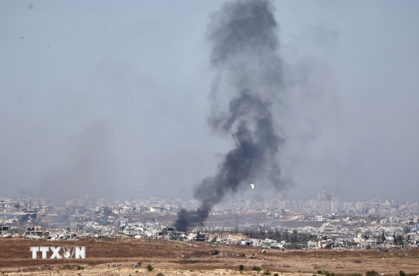 Khói bốc lên sau đòn không kích của Israel xuống Dải Gaza ngày 16/5/2025. (Ảnh: THX/TTXVN)