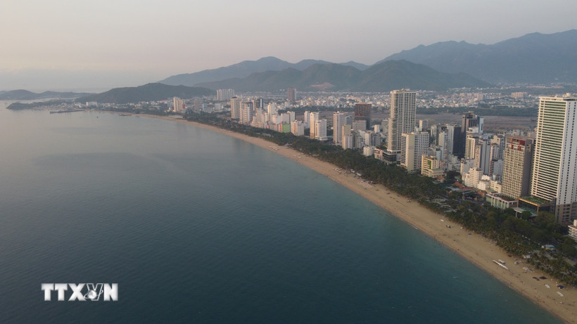 Bãi biển Nha Trang trải dài hút tầm mắt với nước biển xanh trong. (Ảnh: Hoàng Hiếu/TTXVN)
