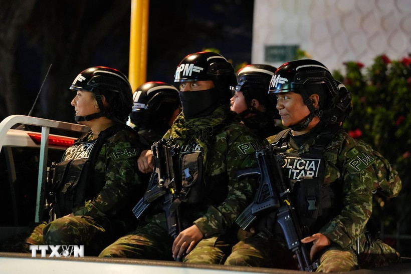 Cảnh sát tuần tra tại hiện trường ứng viên tranh cử Tổng thống Colombia, Thượng nghị sỹ Miguel Uribe bị bắn trọng thương ở Bogota. (Ảnh: THX/TTXVN)