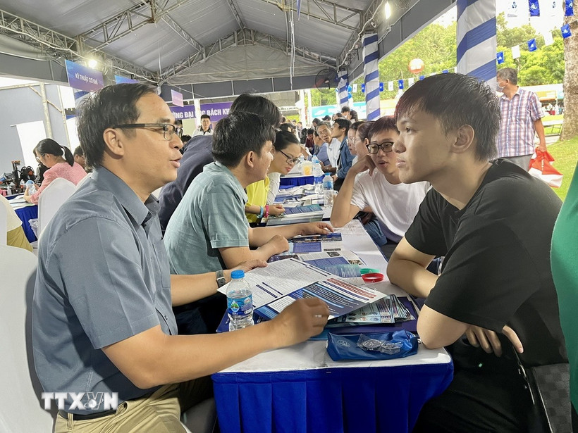 Thí sinh tìm hiểu thông tin tuyển sinh tại gian hàng của các trường. (Ảnh: Thu Hoài/TTXVN)