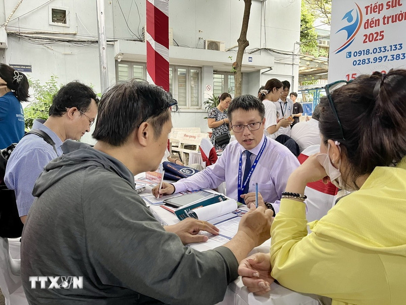 Các chuyên gia trao đổi, giải đáp thắc mắc về tuyển sinh, chọn ngành cho phụ huynh và học sinh. (Ảnh: Thu Hoài/TTXVN)