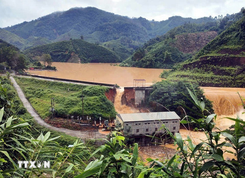 Hiện trường đập thủy điện Bắc Khê (Lạng Sơn) bị vỡ chiều 7/10/2025. (Ảnh: TTXVN phát)