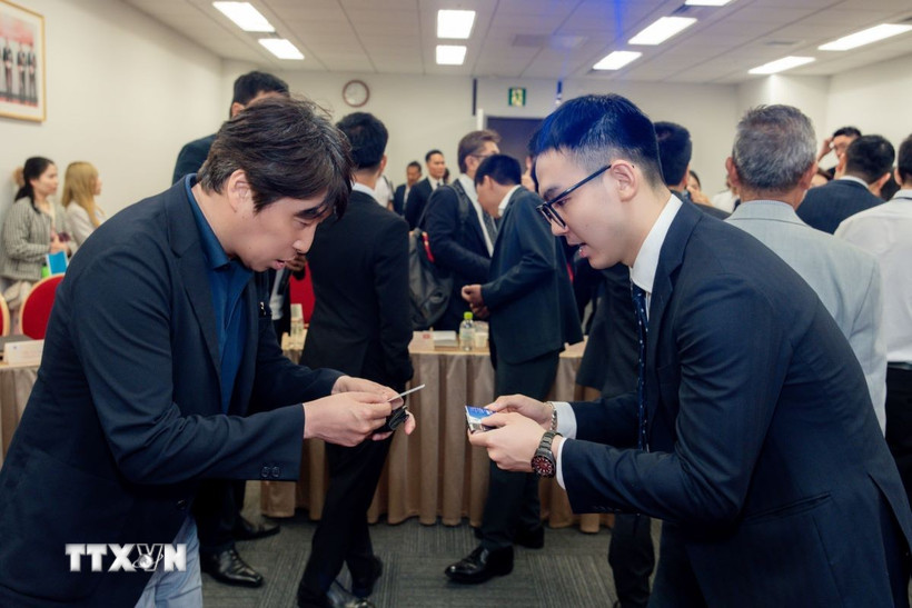 Đại diện các doanh nghiệp hai nước trao đổi liên lạc, giao lưu sau Hội thảo. (Ảnh: Xuân Giao/TTXVN)