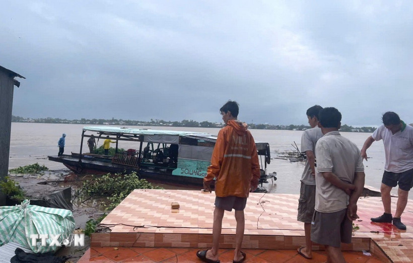 Sạt lở bờ sông Tiền thuộc ấp Tân Quới, xã Tân Long, tỉnh Đồng Tháp làm 4 căn nhà của người dân đổ sụp xuống sông. (Ảnh: TTXVN phát)