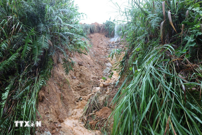 Một điểm sạt lở do mưa lũ tại Quảng Ngãi. (Ảnh: Phạm Cường/TTXVN)