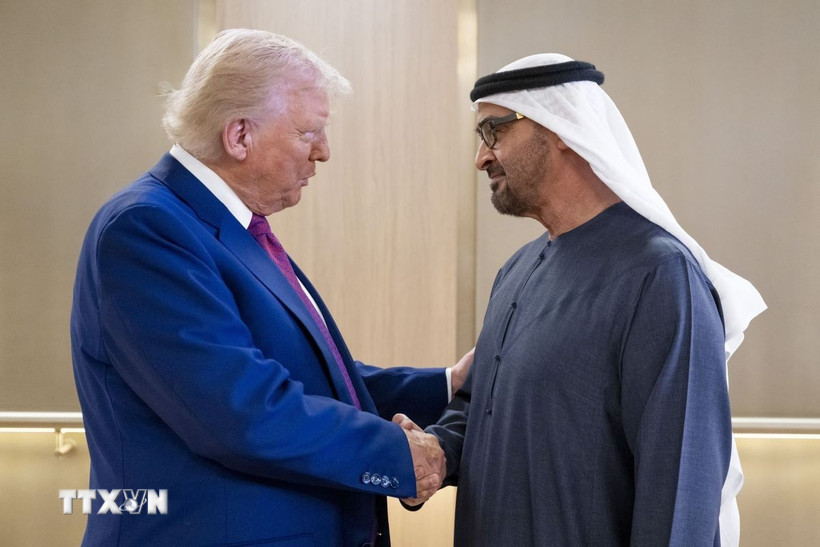 Tổng thống Mỹ Donald Trump (trái) và Tổng thống UAE Sheikh Mohamed bin Zayed Al Nahyan tại cuộc gặp ở Abu Dhabi ngày 15/5/2025. (Ảnh: AA/TTXVN)