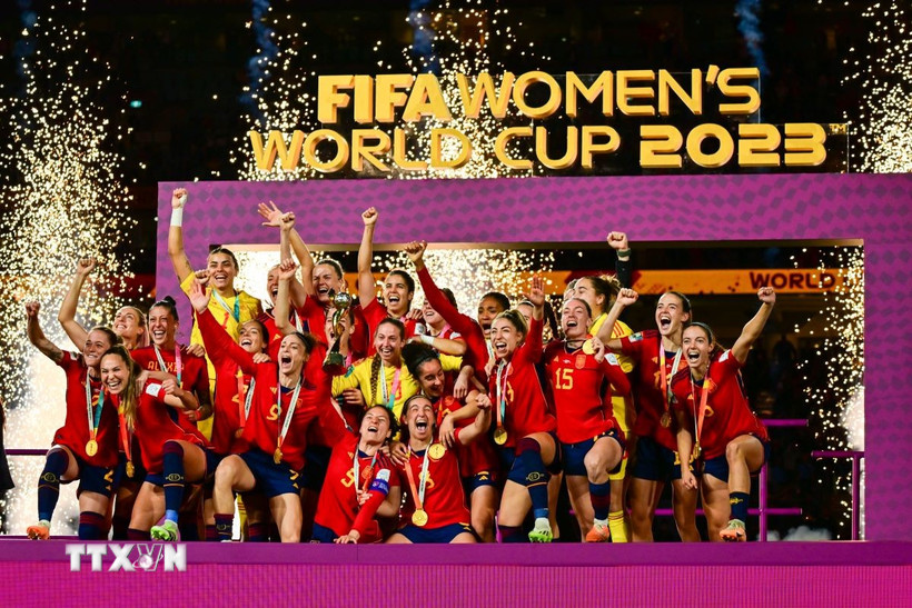 Niềm vui đăng quang vô địch World Cup nữ 2023 của các tuyển thủ Tây Ban Nha. (Ảnh: THX/TTXVN)