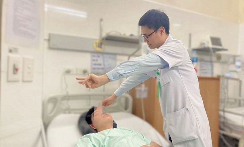 Bác sỹ Lê Quốc Việt, Khoa Nội-Hồi sức thần kinh, thăm khám cho bệnh nhân sau phẫu thuật. (Ảnh: Bệnh viện cung cấp)