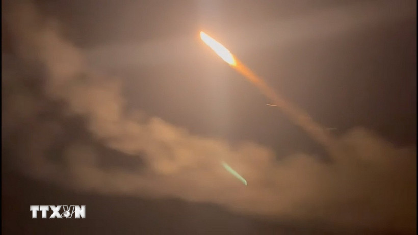 Hình ảnh chụp từ video cho thấy Pakistan phóng tên lửa đáp trả các vụ tấn công của Ấn Độ, ngày 10/5/2025. (Ảnh: AA/TTXVN)