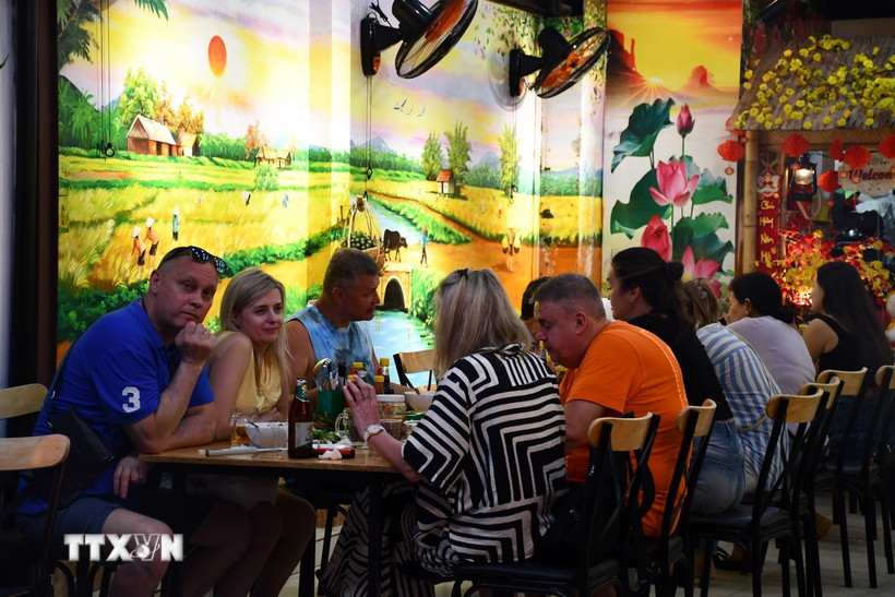 Khách du lịch Nga tại một nhà hàng ẩm thực ở Khánh Hòa. (Ảnh: Phan Sáu/TTXVN)