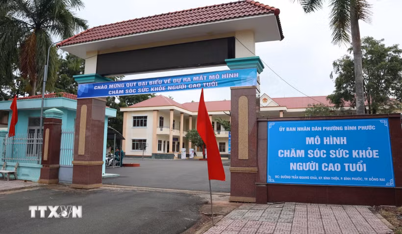 Mô hình chăm sóc sức khỏe người cao tuổi đặt tại trụ sở Ủy ban Nhân dân phường Tân Thiện (cũ). (Ảnh: Đậu Tất Thành/TTXVN)