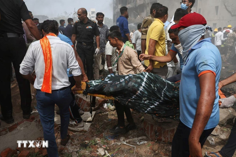 Chuyển thi thể nạn nhân vụ tai nạn máy bay của Hãng Air India ở thành phố Ahmedabad, Ấn Độ ngày 12/6. (Ảnh: Reuters/TTXVN)