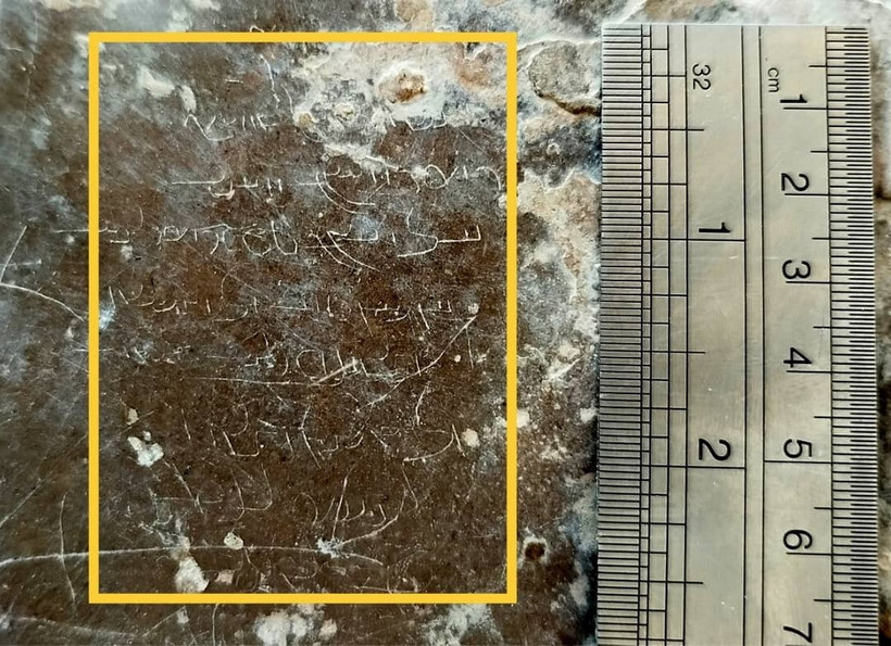 Bia ký cổ nhỏ nhất thế giới, với niên đại khoảng 1.600 năm, được khắc trên vách đá tại Marvdasht (Iran). (Ảnh: Tehran Times)