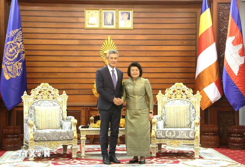 Chủ tịch Quốc hội Campuchia Samdech Moha Rathsapheathika Thipadei Khuon Sodary (phải) và Đại sứ Nguyễn Minh Vũ tại buổi tiếp. (Ảnh: Huỳnh Thảo/TTXVN)