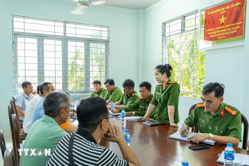 Phòng Cảnh sát điều tra tội phạm về tham nhũng kinh tế, buôn lậu, môi trường Công an tỉnh Tây Ninh làm việc và trao Quyết định xử phạt cho đại diện Công ty Trách nhiệm hữu hạn KORNBEST Việt Nam. (Ảnh: TTXVN phát)