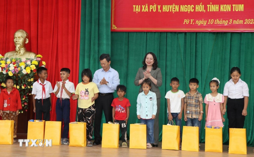 Phó Chủ tịch nước Võ Thị Ánh Xuân tặng quà cho học sinh có hoàn cảnh khó khăn tại xã Pờ Y (huyện Ngọc Hồi). (Ảnh: Khoa Chương/TTXVN)