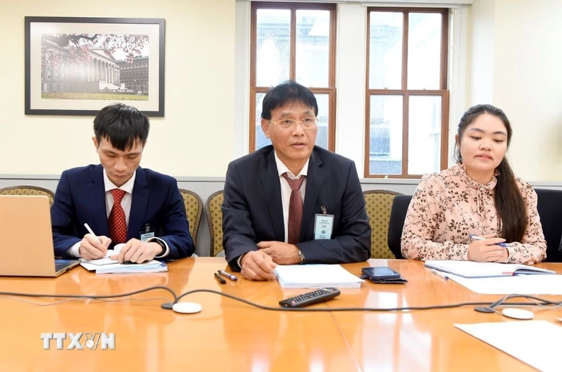Phó Cục trưởng Cục Thuế Đặng Ngọc Minh cùng các thành viên Đoàn công tác của Bộ Tài chính tại buổi làm việc. (Ảnh: TTXVN phát)