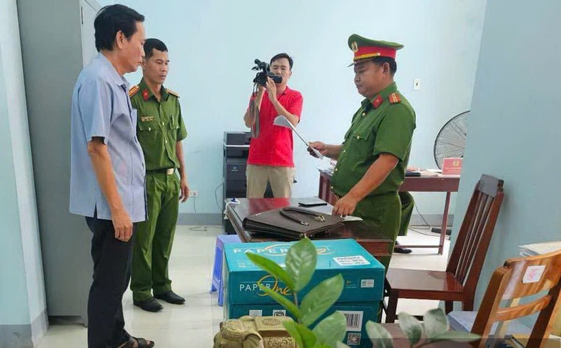 Công an đọc lệnh bắt tạm giam đối với cựu Phó Chủ tịch Ủy ban Nhân dân thành phố Long Xuyên Đào Văn Ngọc. (Ảnh: Công an cung cấp)