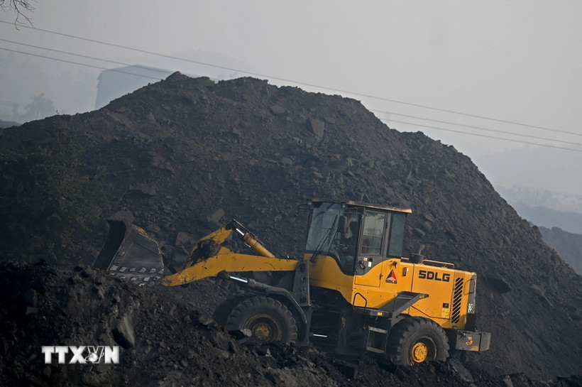 Vận chuyển than tại mỏ than ở Singrauli, bang Madhya Pradesh, Ấn Độ. (Ảnh: AFP/TTXVN)