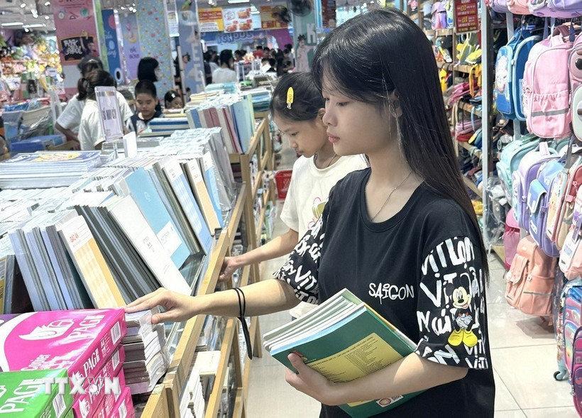 Vở của các nhà sản xuất trong nước luôn được học sinh lựa chọn bởi chất lượng đảm bảo. (Ảnh: Quốc Lũy/TTXVN)