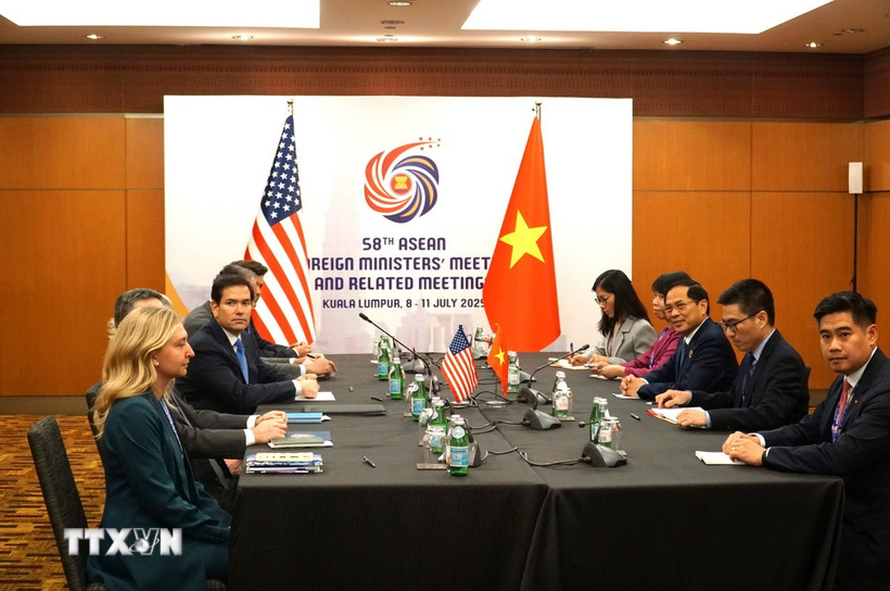 Phó Thủ tướng, Bộ trưởng Ngoại giao Bùi Thanh Sơn (thứ ba, phải) trong cuộc gặp với Ngoại trưởng Mỹ Marco Rubio (thứ ba, trái). (Ảnh: Hằng Linh/TTXVN)