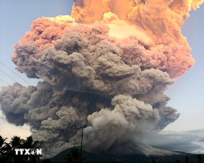 Quang cảnh núi lửa Lewotobi Laki-Laki trên đảo Flores, Indonesia phun trào. (Ảnh: THX/TTXVN)