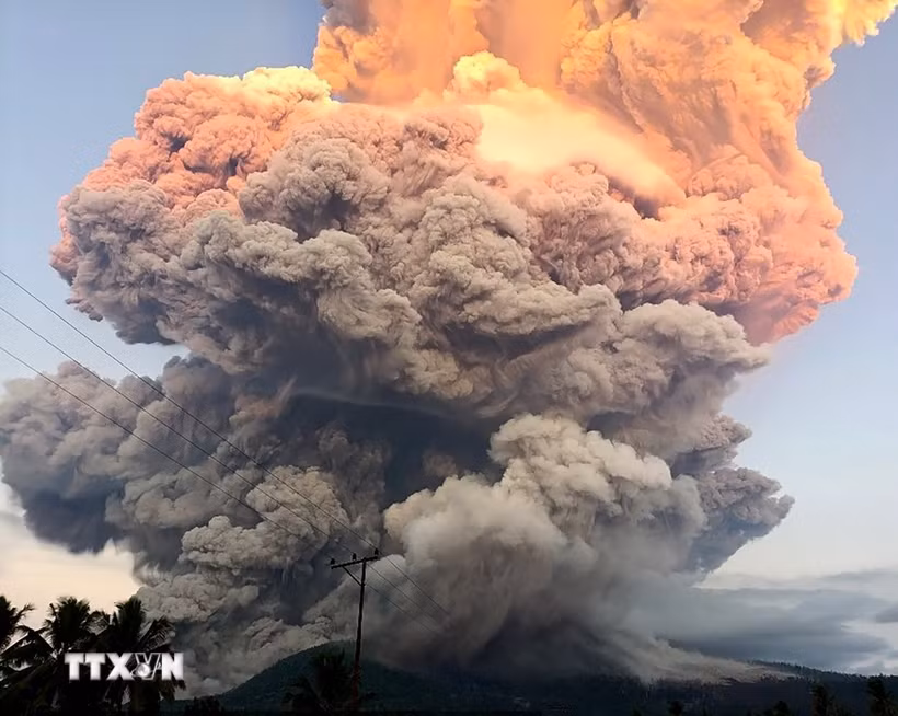 Quang cảnh núi lửa Lewotobi Laki-Laki trên đảo Flores, Indonesia phun trào. (Ảnh: THX/TTXVN)