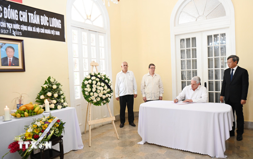 Bí thư thứ nhất Ban Chấp hành Trung ương Đảng Cộng sản và Chủ tịch Cuba Miguel Díaz-Canel Bermúdez ghi sổ tang. (Ảnh: Việt Hùng/TTXVN)