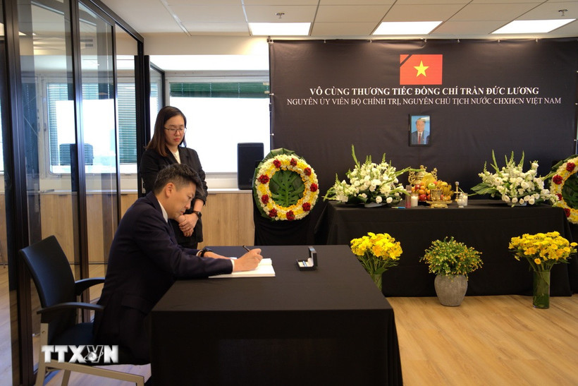 Đại sứ Singapore tại Israel, Ian Mak Jung-I ghi sổ tang tưởng nhớ nguyên Chủ tịch nước Việt Nam Trần Đức Lương. (Ảnh: Phạm Hà/TTXVN)