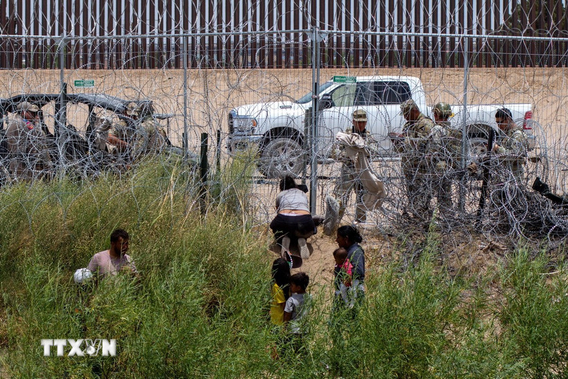 Người di cư chờ vượt qua khu vực biên giới Mexico-Mỹ ở Ciudad Juarez (Mexico), ngày 4/6/2024. (Ảnh: AA/TTXVN)