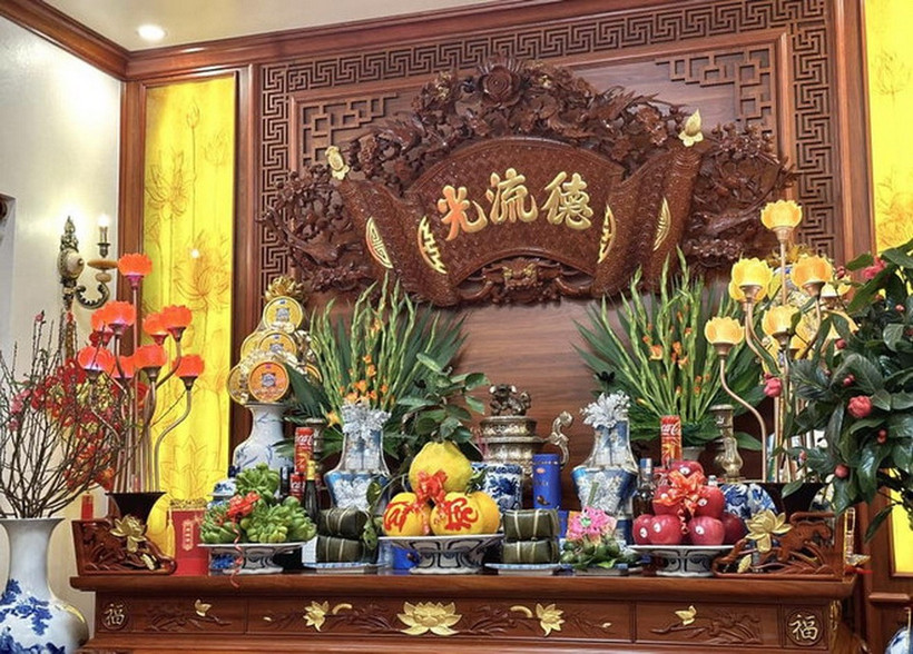 Bàn thờ gia tiên ngày Tết - góc Xuân rực rỡ và thiêng liêng. (Nguồn: Vietnam+)