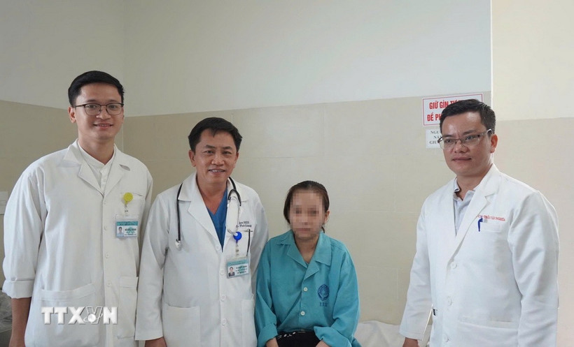 Bác sỹ Bệnh viện Đà Nẵng thăm bệnh nhân trước khi cho xuất viện. (Ảnh: TTXVN phát)