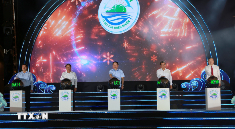 Ông Lê Tiến Châu, Bí thư Thành ủy Hải Phòng (giữa) cùng các lãnh đạo thành phố Hải Phòng và đặc khu Cát Hải thực hiện nghi thức khai mạc du lịch Cát Bà năm 2026. (Ảnh: Minh Thu/TTXVN)