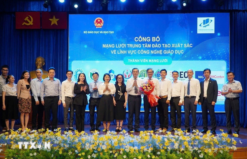 Công bố mạng lưới trung tâm đào tạo xuất sắc về lĩnh vực Công nghệ giáo dục. (Ảnh: Thu Hoài/TTXVN)