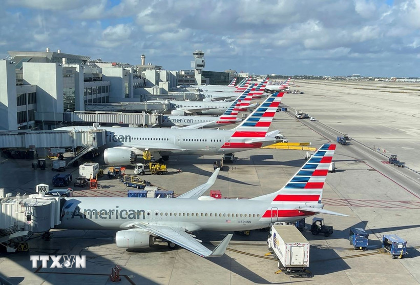 Máy bay của hãng American Airlines tại sân bay Miami, Mỹ (Ảnh: AFP/TTXVN)
