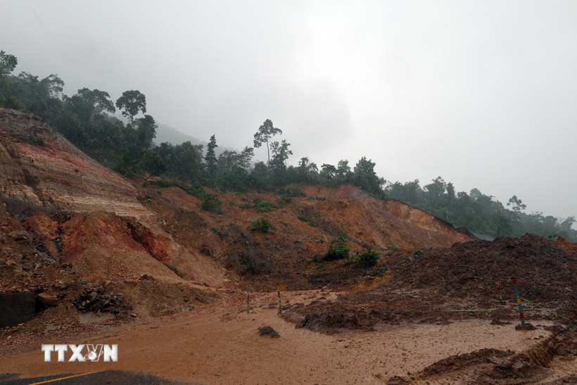 Sáng 28/10/2025, xuất hiện điểm sạt lở mới tại Km46 trên tuyến cao tốc La Sơn-Túy Loan, các lực lượng chức năng đang nỗ lực dọn dẹp khối lượng đất đá rất lớn, sớm khơi thông tuyến. (Ảnh: Đỗ Trưởng/TTXVN)