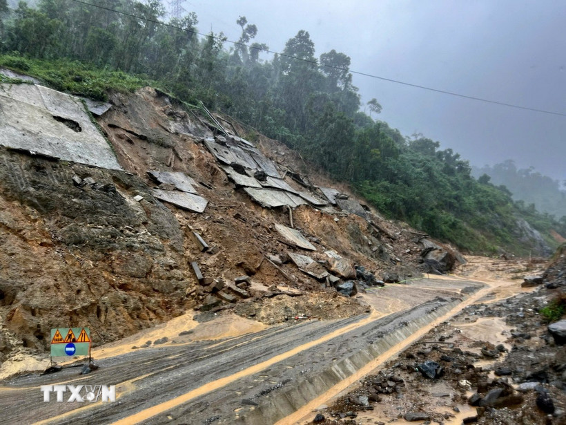 Mưa to khiến tình trạng lũ quét, sạt lở đất xảy ra trên các sườn dốc khu vực vùng núi thành phố Đà Nẵng. (Ảnh: Anh Dũng/TTXVN)