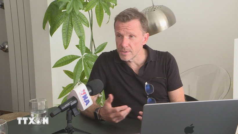 Ông David Grunewald, giảng viên Đại học Tự do Brussels (ULB), trả lời phỏng vấn phóng viên TTXVN tại Brussels. (Ảnh: Duy Tùng/TTXVN)