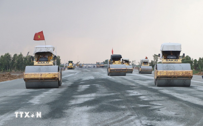 Huy động nhiều trang thiết bị, máy móc phục vụ công trường cao tốc về đích đúng hẹn. (Ảnh: Tuấn Phi/TTXVN)